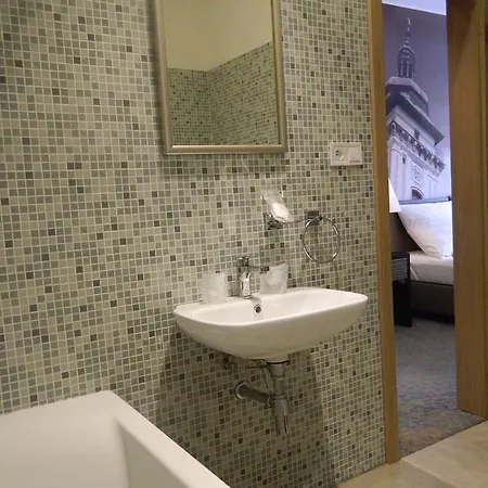 Bily Pav Hotel 3*